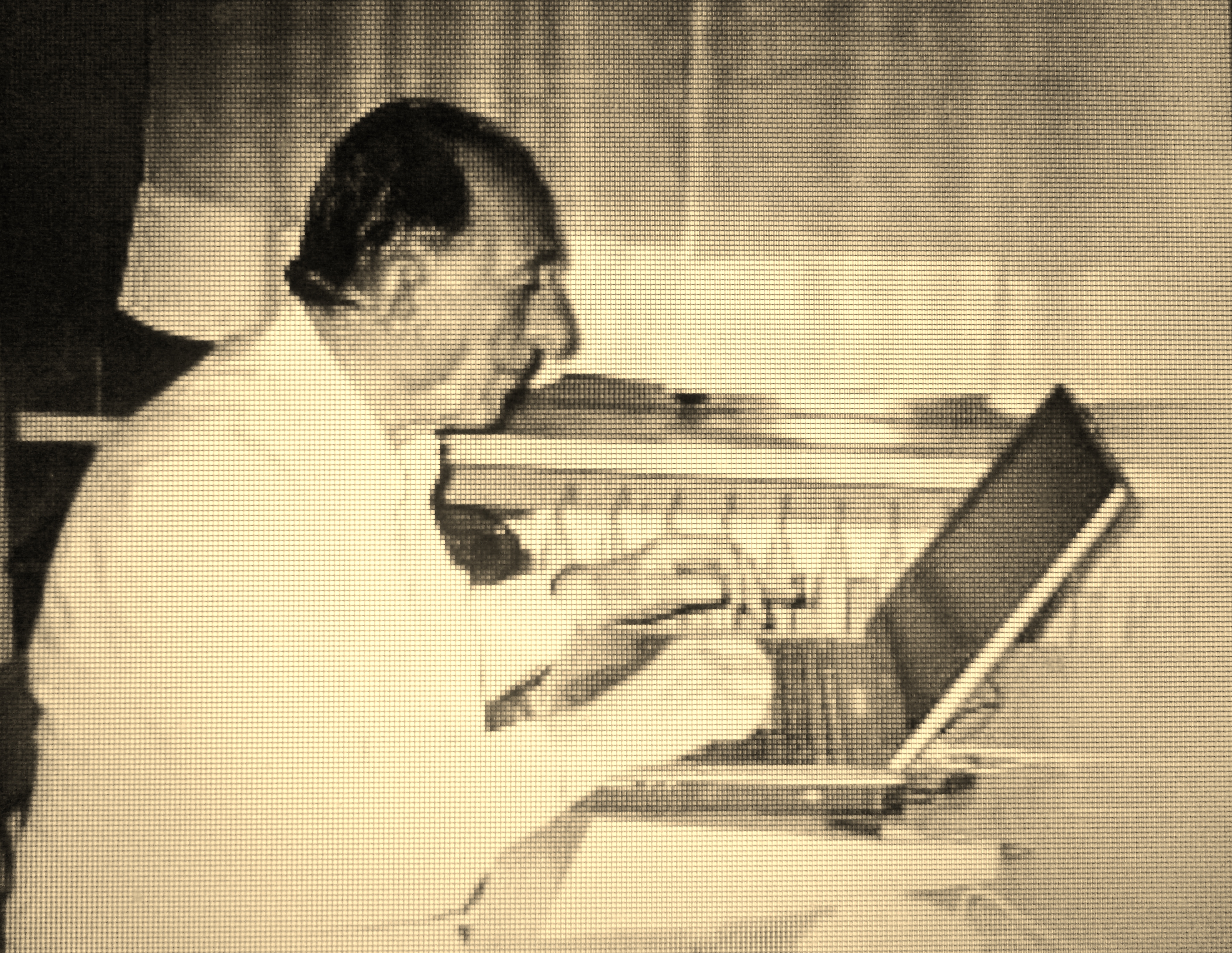Don Mauro Ferrero mentre scrive.